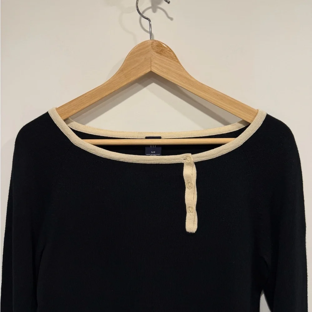 NWOTGAP Black Sweater with Cream Accents - Picture 4 of 10